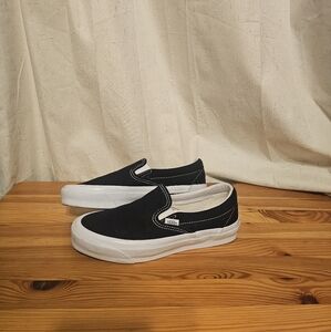 BLACK VANS—CLASSIC SLIP ON—MEN Sz7 —WOMEN Sz 8.5